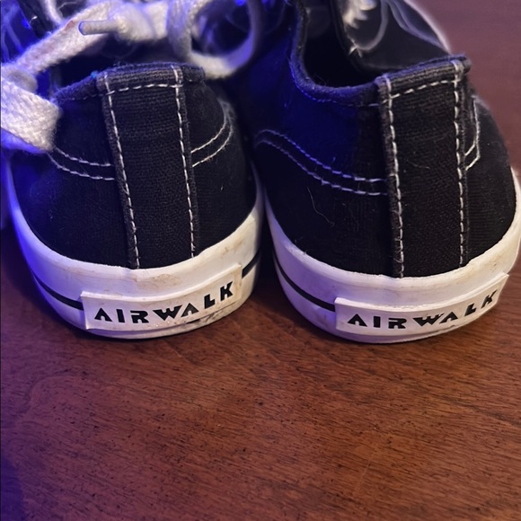 Unisex Airwalk Black and White Canvas Sneakers Timeless Design - Picture 4 of 12
